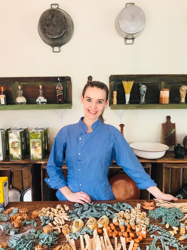 Chef do restaurante travoletta em pedra azul