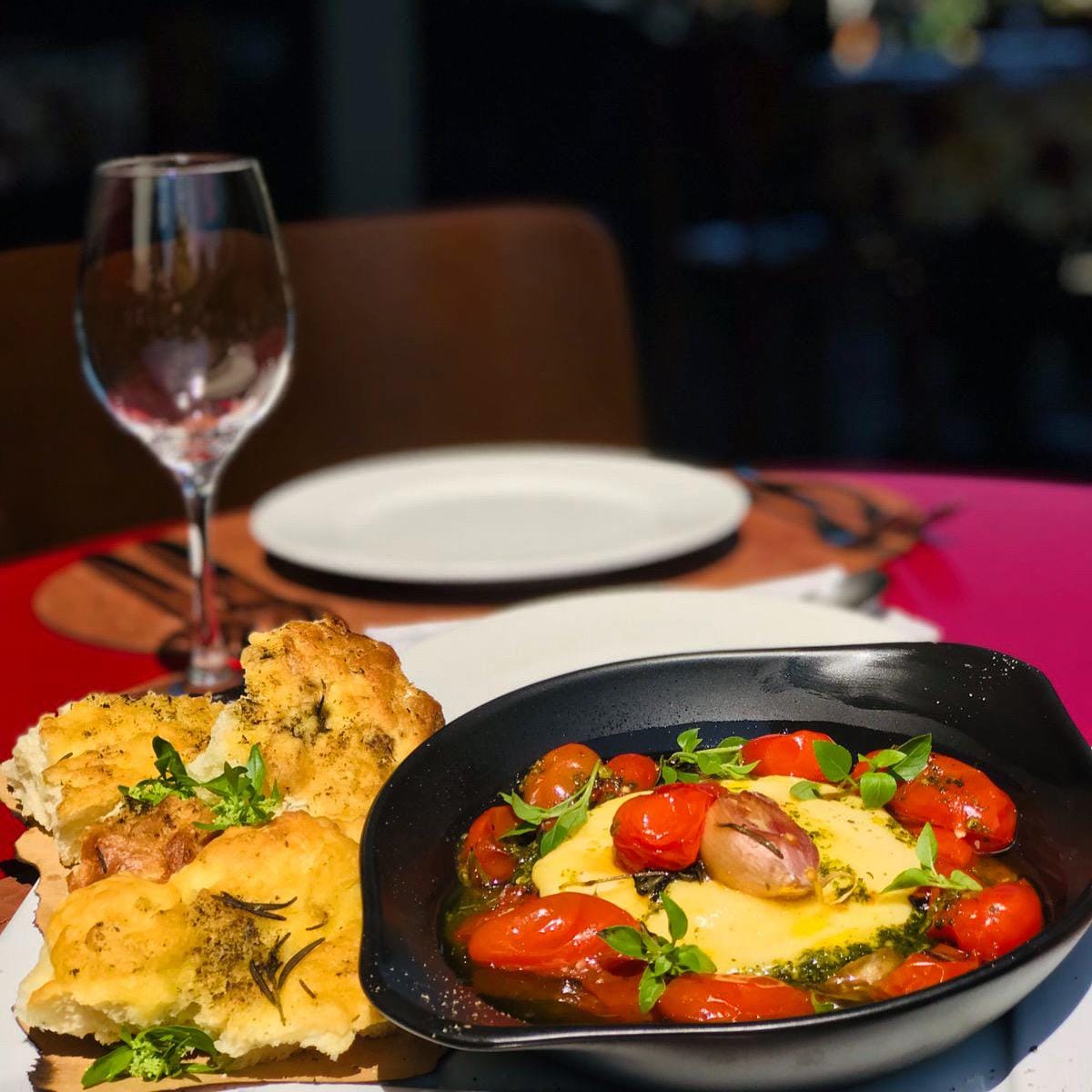 Deliciosas entrada do restaurante travoletta em pedra azul es