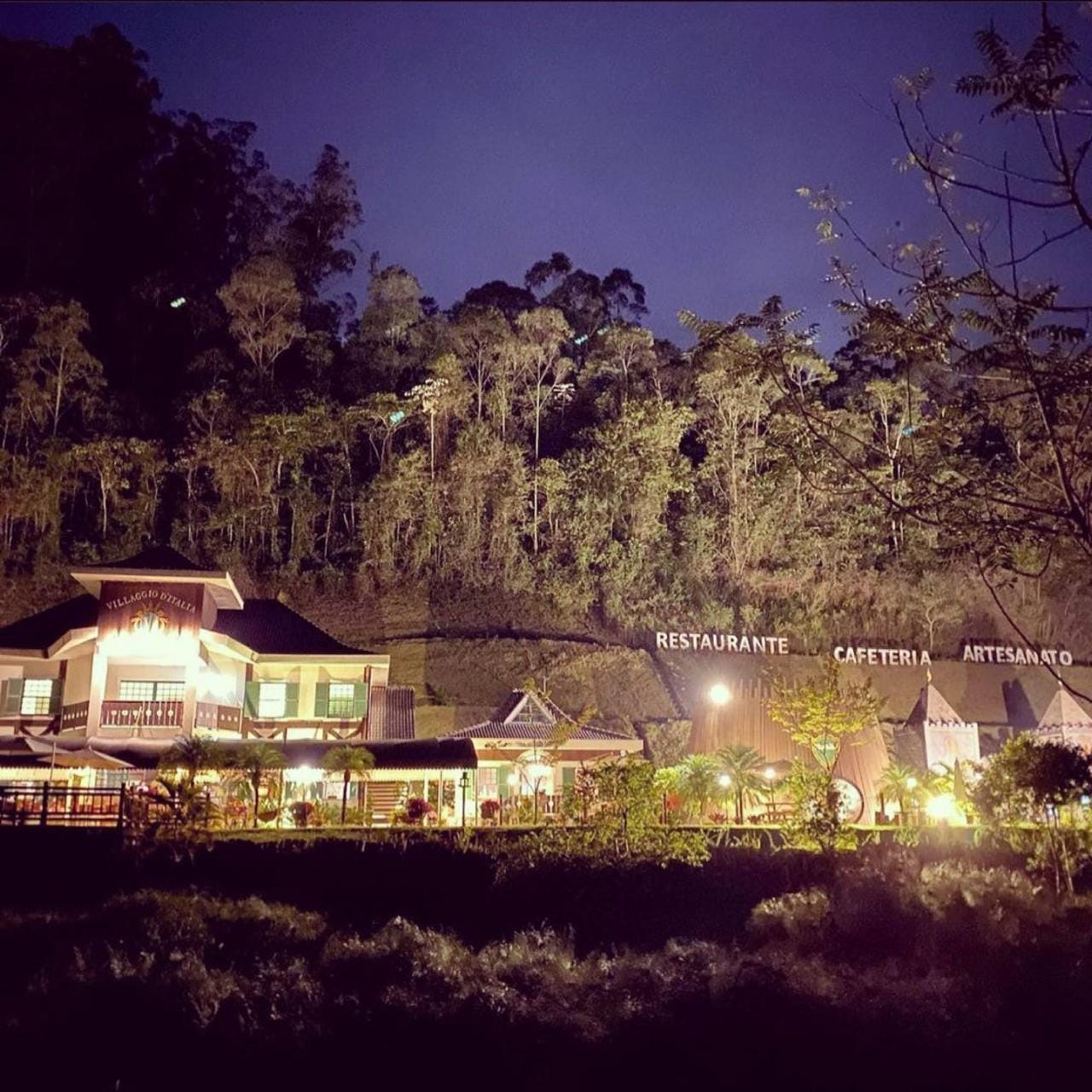 Faxada noturna restaurante travoletta