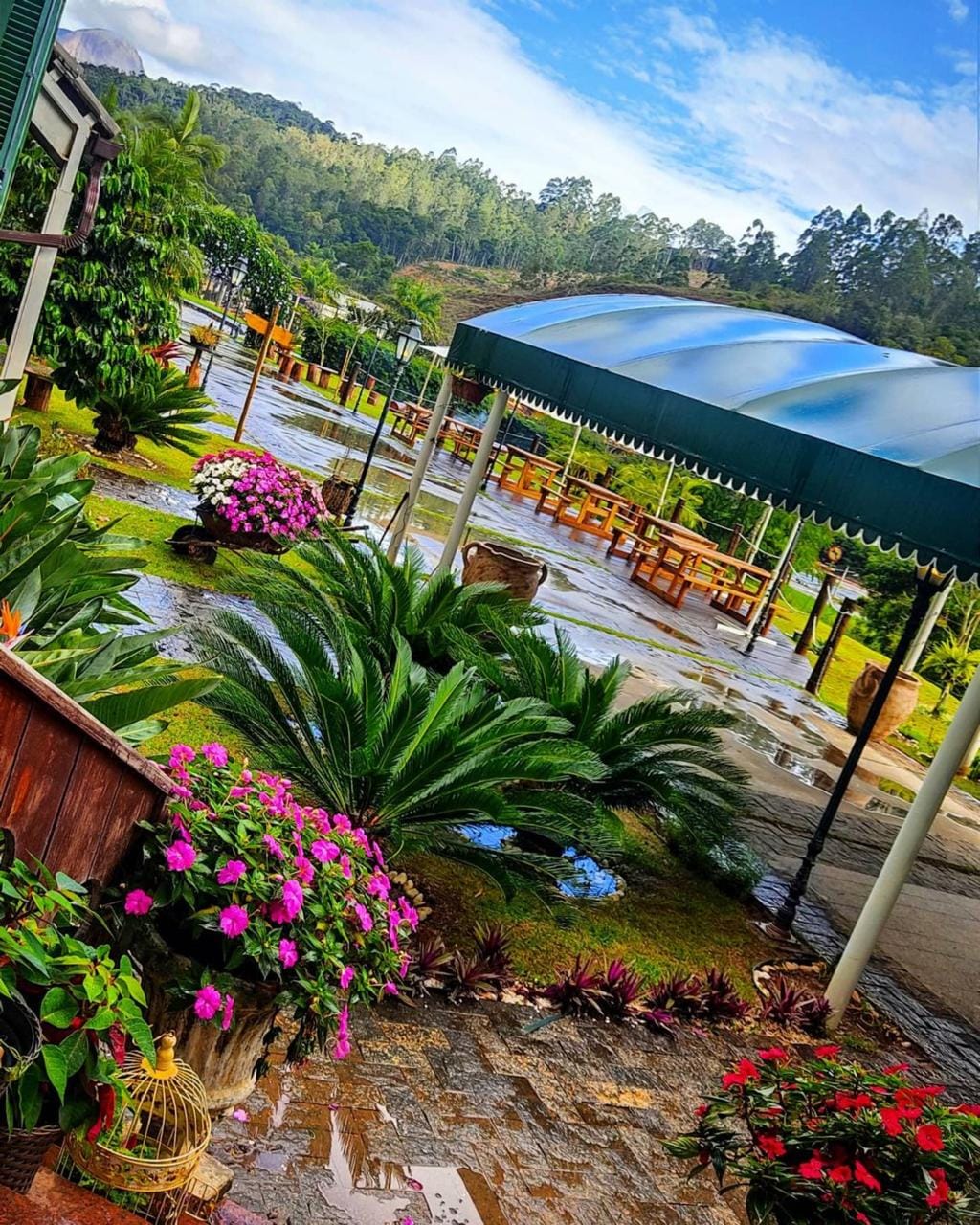 Jardim do restaurante travoletta em pedra azul