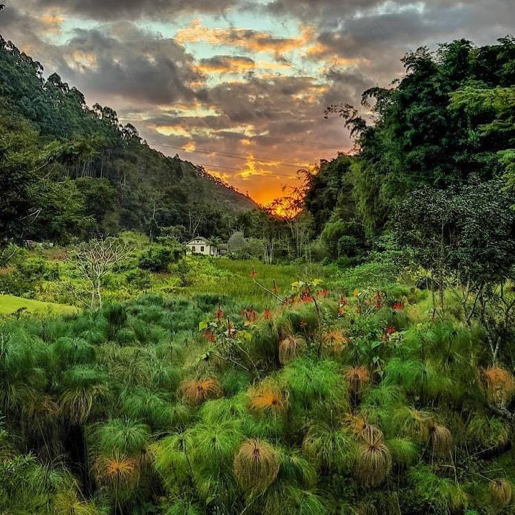 Por do sol do restaurante travoletta em pedra azul
